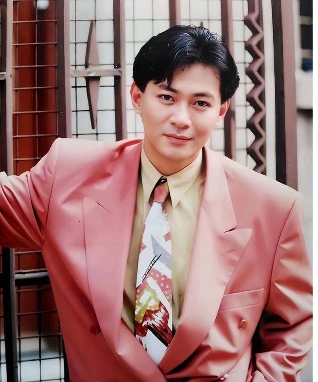 TVB前小生做景区娱宾被指掉价，满脸皱纹现身，与昔日判若两人