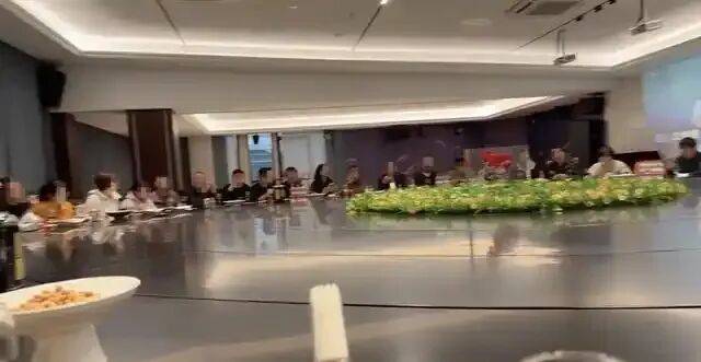 浙江宁波一餐厅大圆桌可坐55人，网友调侃“有些菜，一旦错过就不再”；餐厅回应：年底人多，需提前3天预定