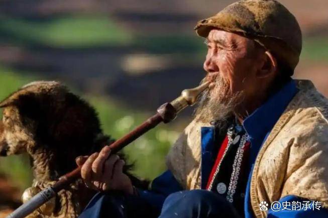 原创            “中国长寿之王”龚来发，终身未娶活到133岁，可匪夷所思的是，他却有一个公认的“坏习惯”，一百多年来从来都没有中断过！1995年的那个日子，空气里并没有什么特殊的味道。一位老人安静地躺在那里，像是陷入了一场再也不会醒来的午睡。他的手心里，紧紧攥着最后一撮还没来得及塞进烟锅的烟丝。这一年...