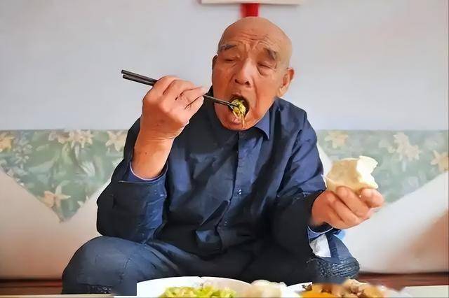 医生建议：只要吃上降压药，这5种食物马上戒掉，再吃有心梗风险