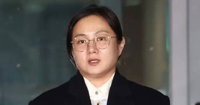 朴娜莱风波后首现身 赴警局接受虐待经纪人及非法医疗调查