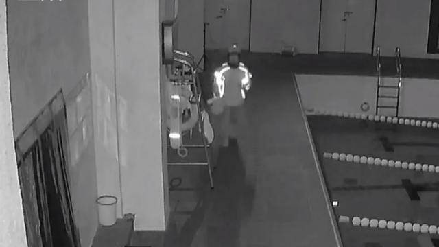 裸体被看20秒！女子健身房洗澡时，遭男外卖员闯入，健身房喊冤