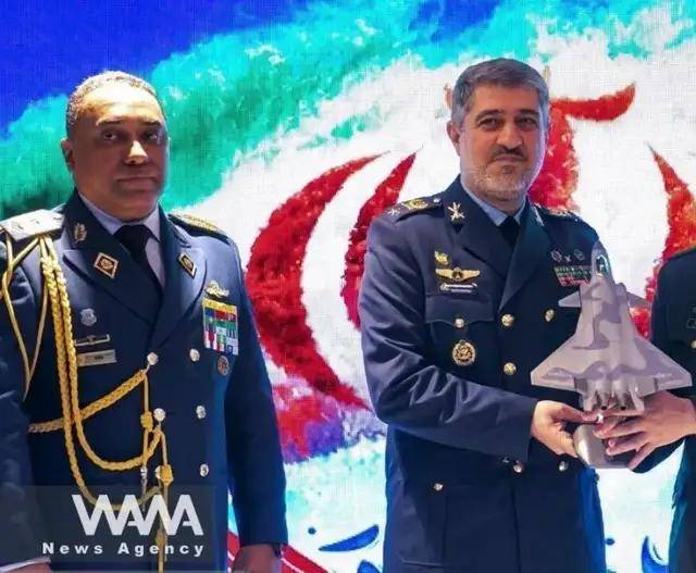 原创            出口歼-20给伊朗？伊朗空军节收到中国歼-20战斗机模型