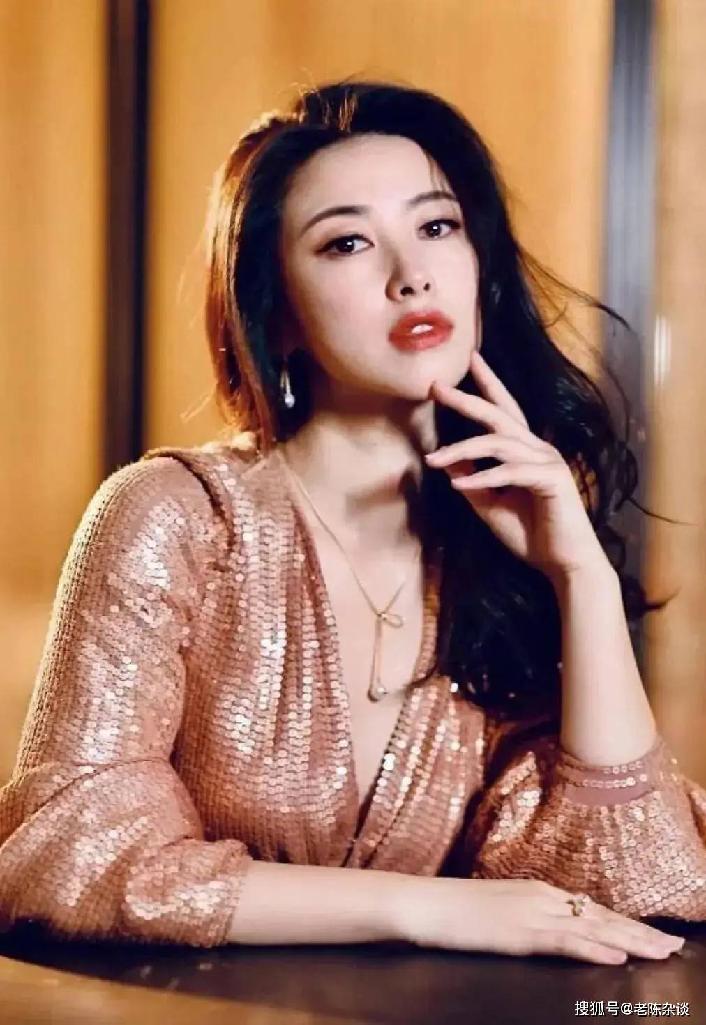 朱珠性感写真大秀魔鬼身材！