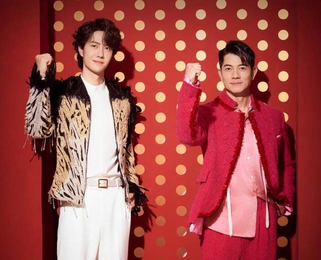 原创            郭富城王一博春晚后台花絮曝光，两个王者斗舞太精彩了！天王不老