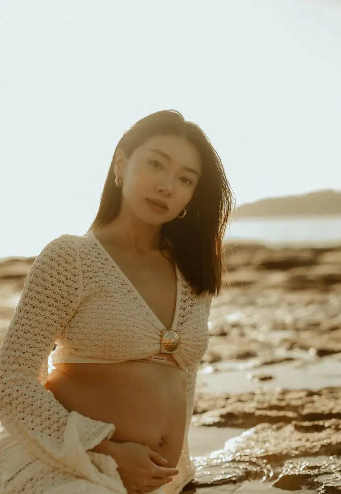 程晓玥拍二胎孕肚写真 肚大如箩状态超好