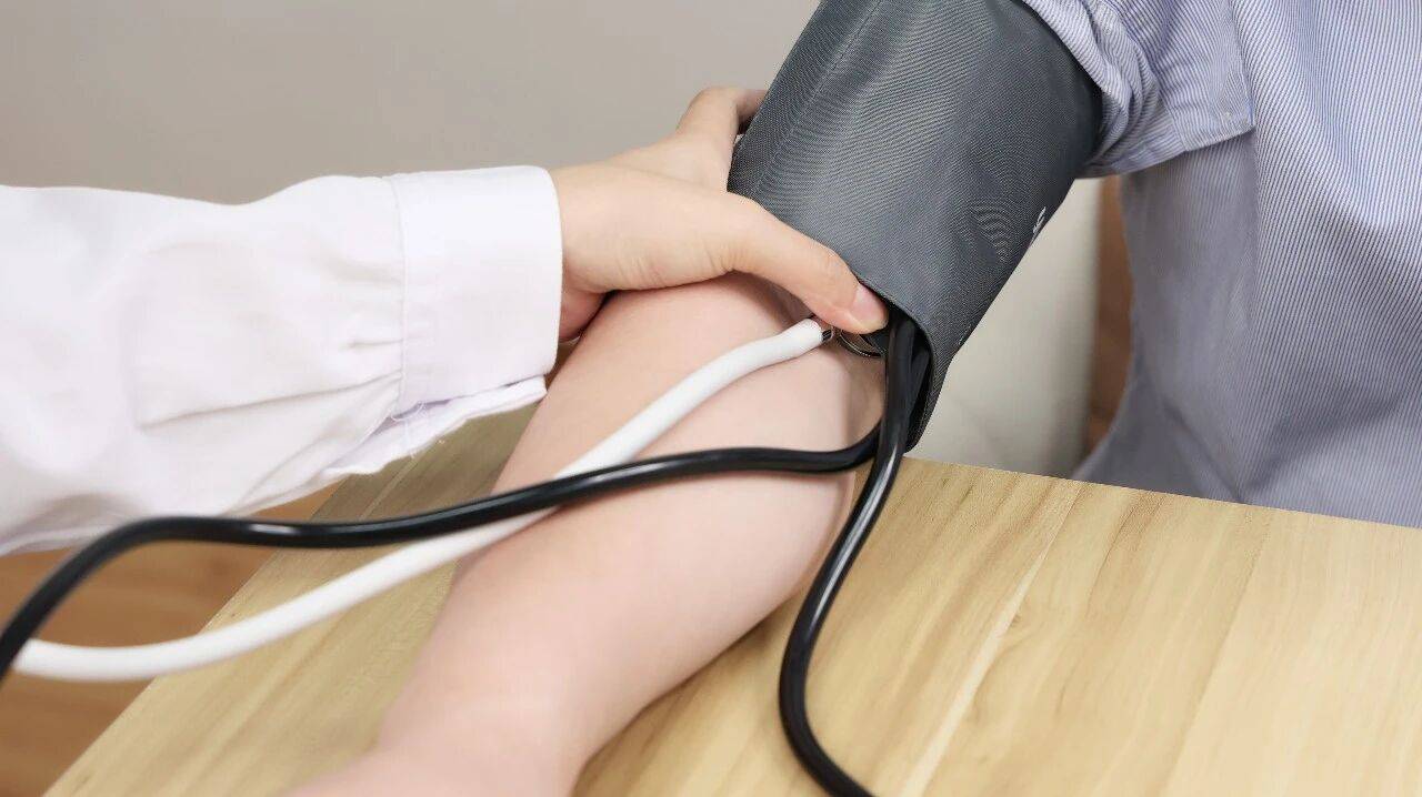 原创            高血压患者要多观察自己的手指，若是出现了3个异常，需警惕脑梗