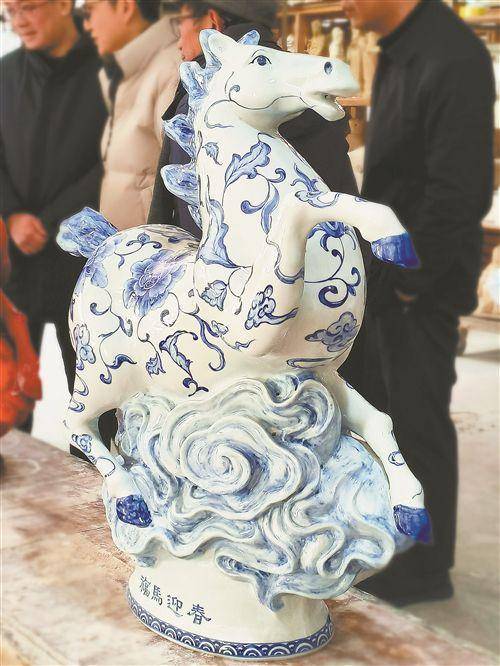 “福马迎春”陶瓷雕塑亮相春晚