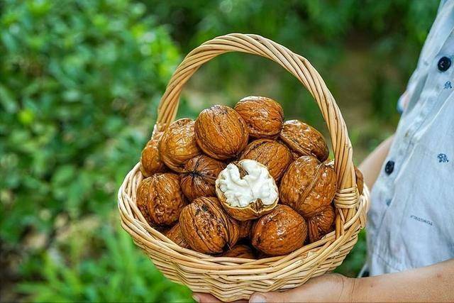 医生提醒：冬天经常吃核桃的人，不出1个月，身体或有5个变化