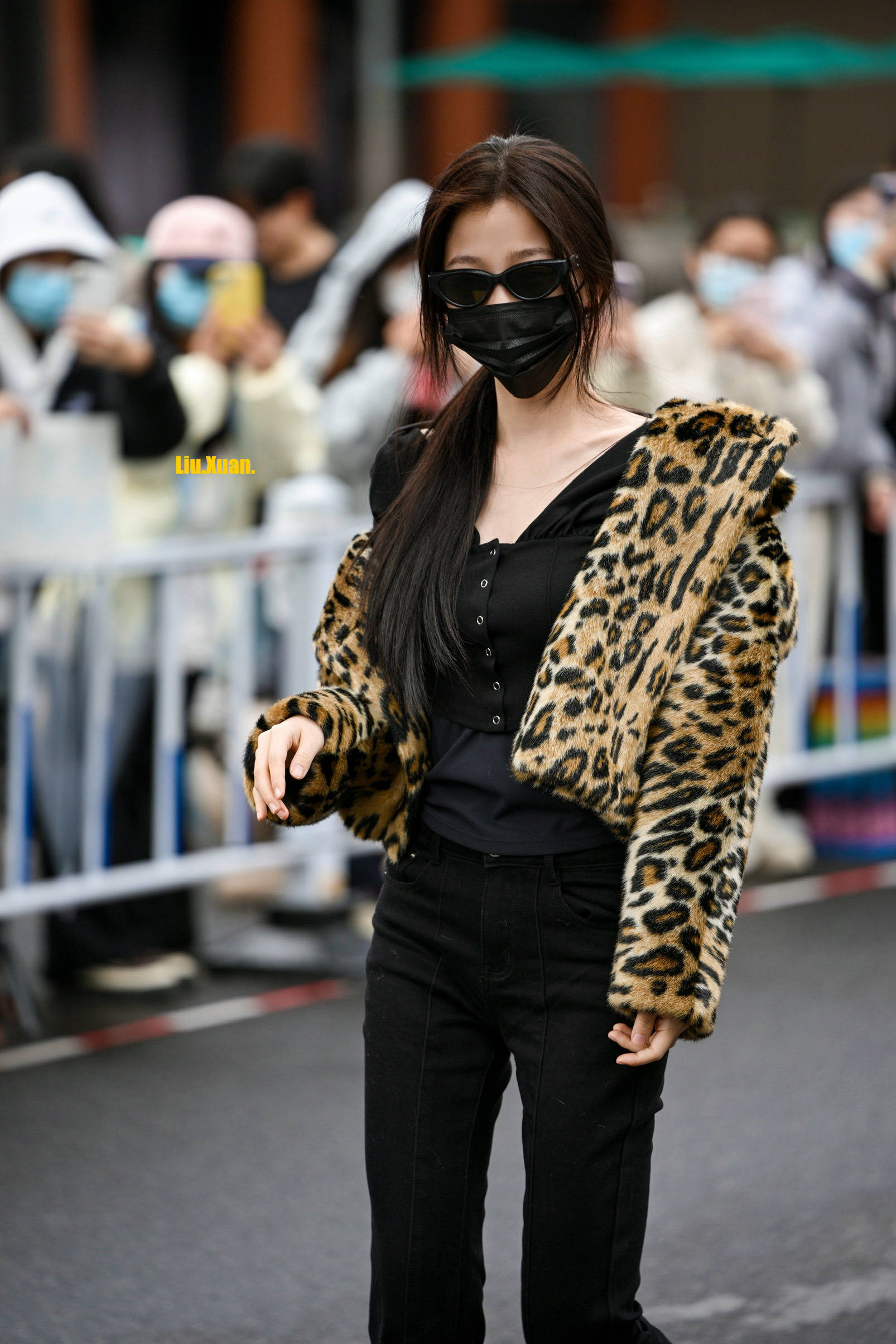 虞书欣穿紧身上衣披豹纹外套个性十足 戴口罩墨镜出街气场拉满