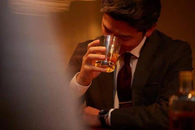 医生忠告：男性若长期不喝酒，用不了多长时间，身体或有5个变化