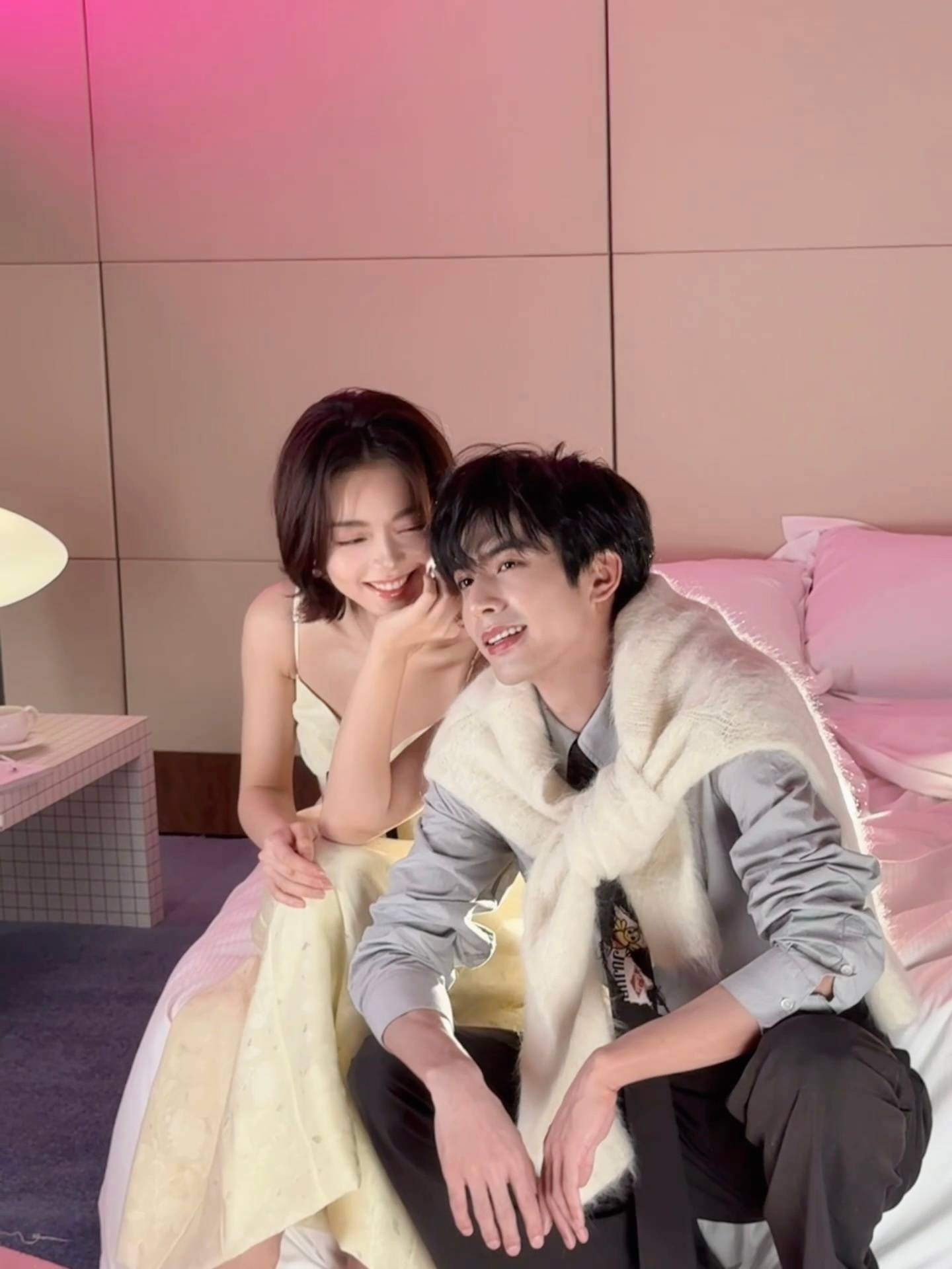 宋威龙赵今麦同款比心姿势好萌 两人对视甜蜜超般配