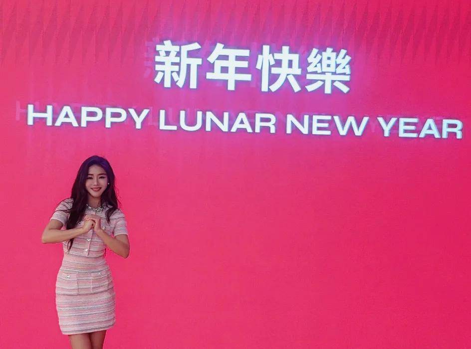 原创            邓家佳翻车！2026年唯一公开发“LNY”的中国明星，评论区沦陷