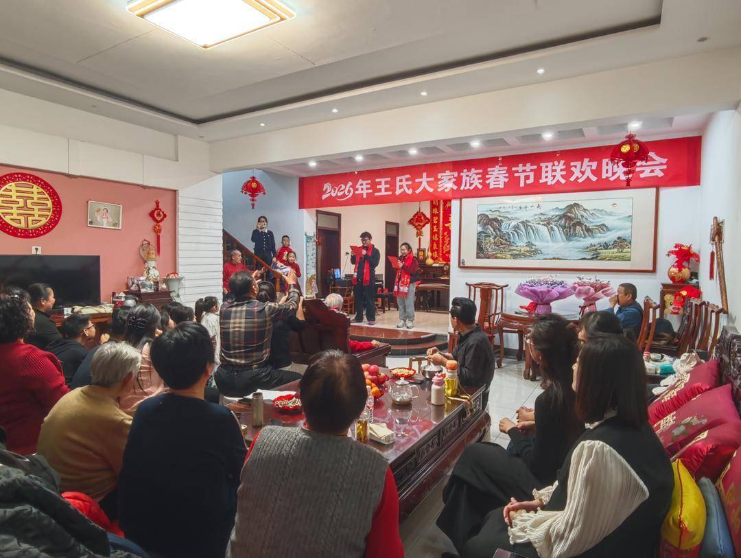 新春走基层·万家灯火丨五世同堂自办“家庭春晚”