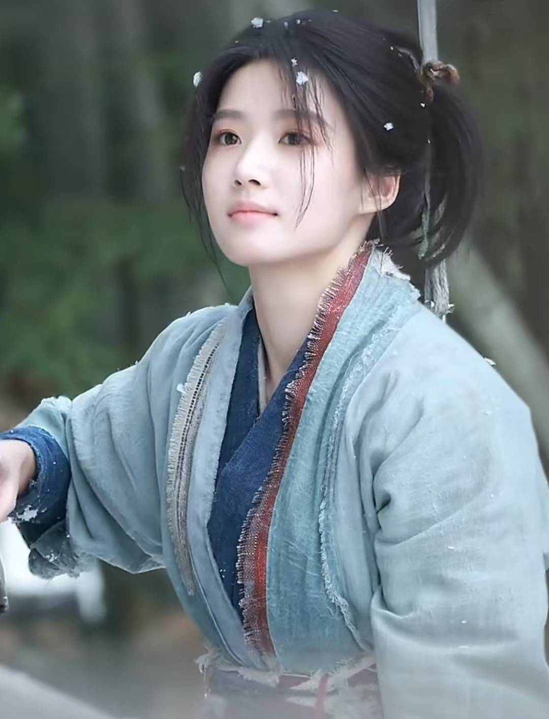 卢昱晓穿粗布古装清冷破碎 雪中带伤回眸眼神倔强