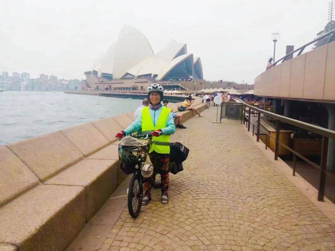 56岁出走，她骑行18国，归来照顾出轨前夫