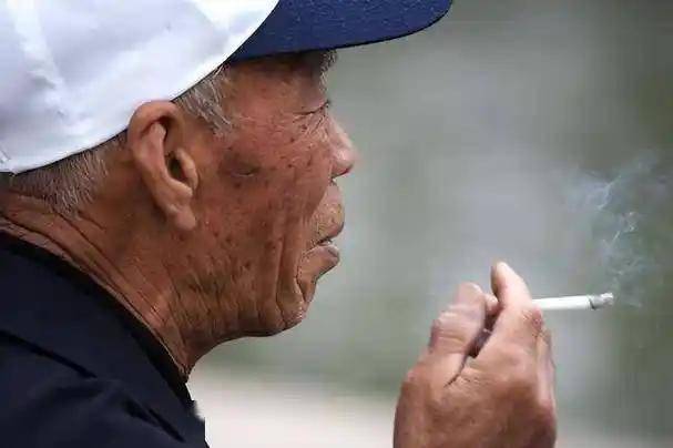 医生调查发现：频繁抽烟的高血压人，多半到62岁后或有5种异样
