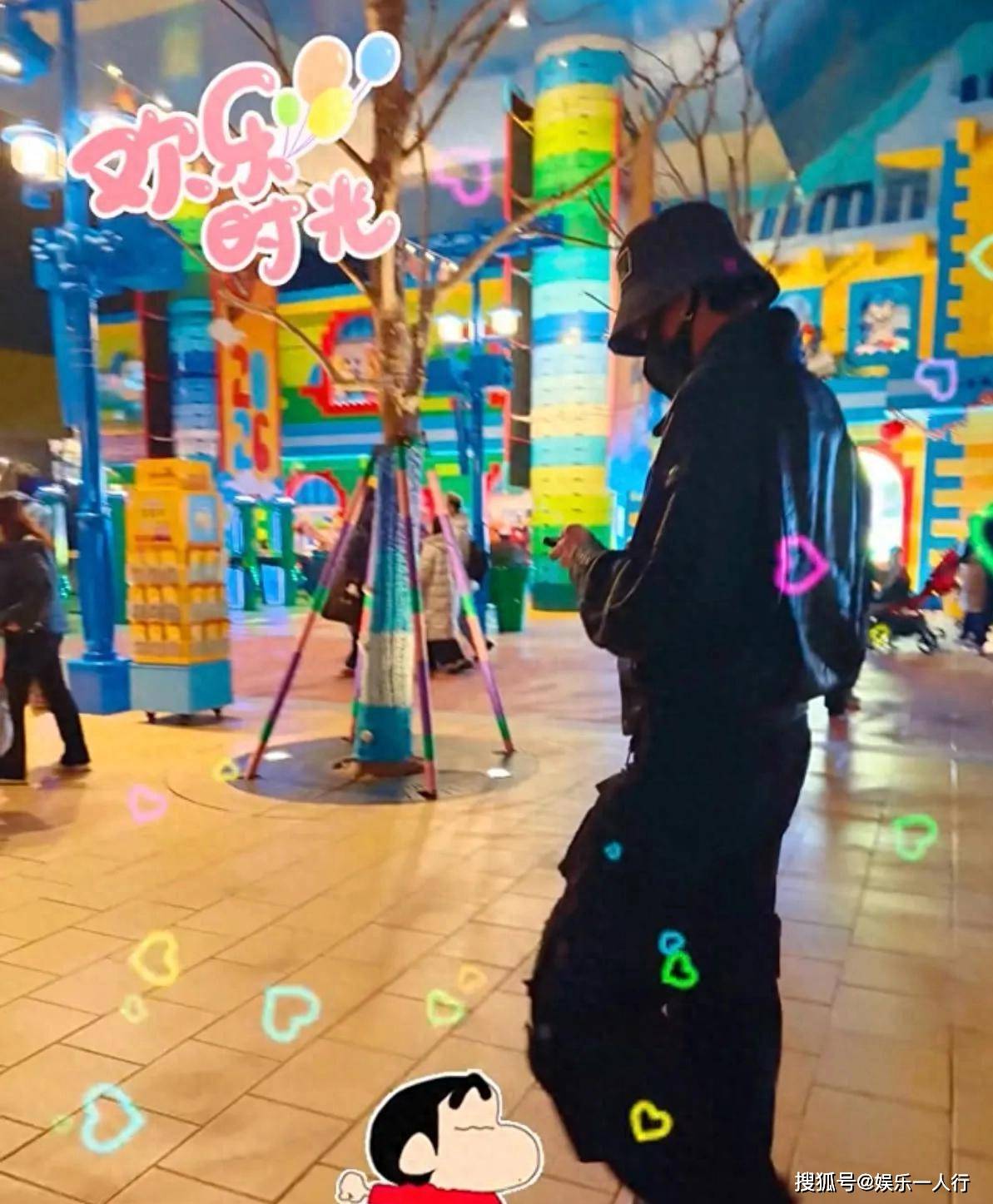 原创            张若昀春节忙拍戏，唐艺昕带5岁女儿千里赴沪团圆！一家三口乐高乐园游玩被偶遇，父亲全程看手机引热议