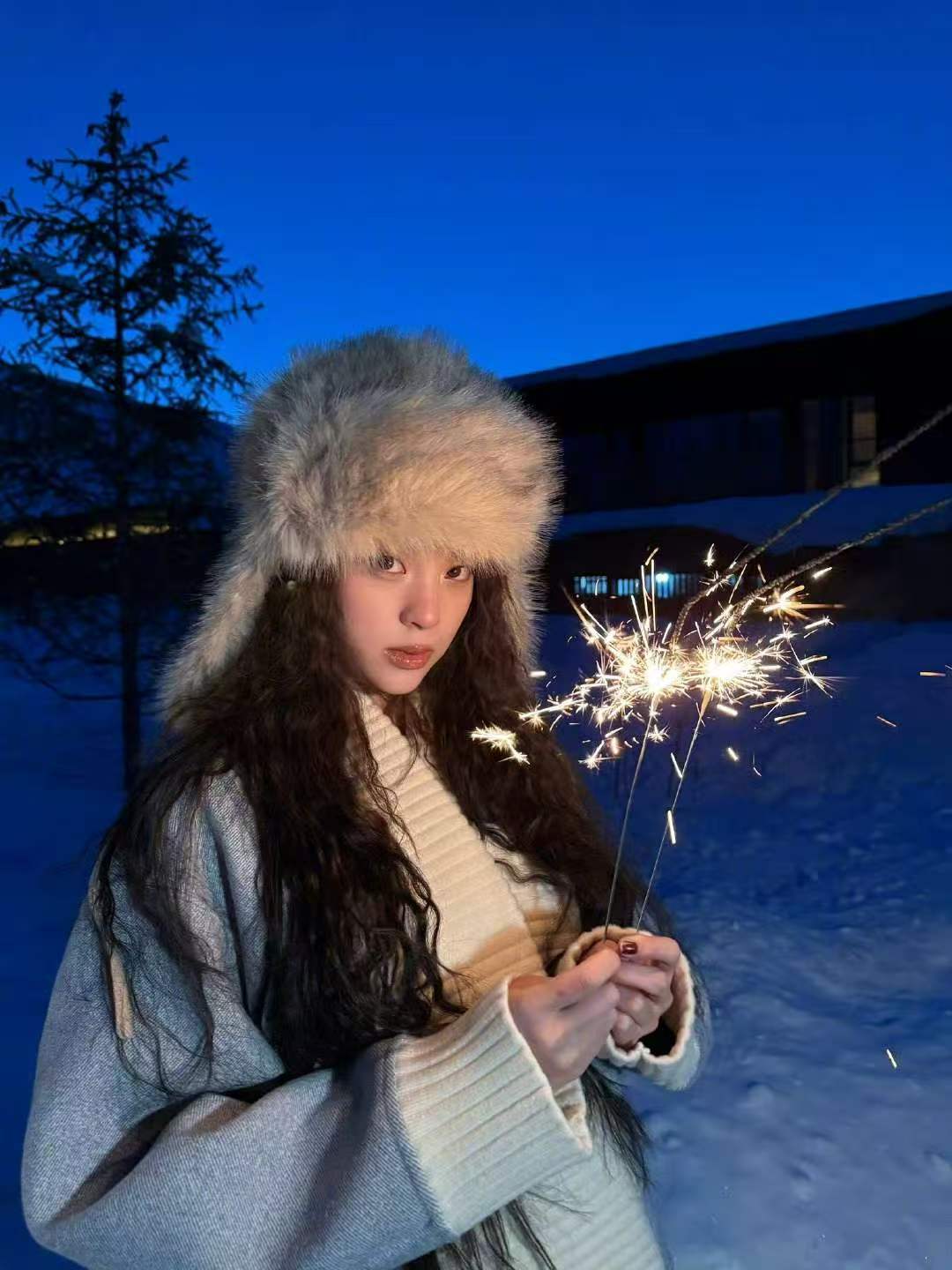 欧阳娜娜长卷发配毛绒帽软萌可爱 雪地漫步温柔又治愈