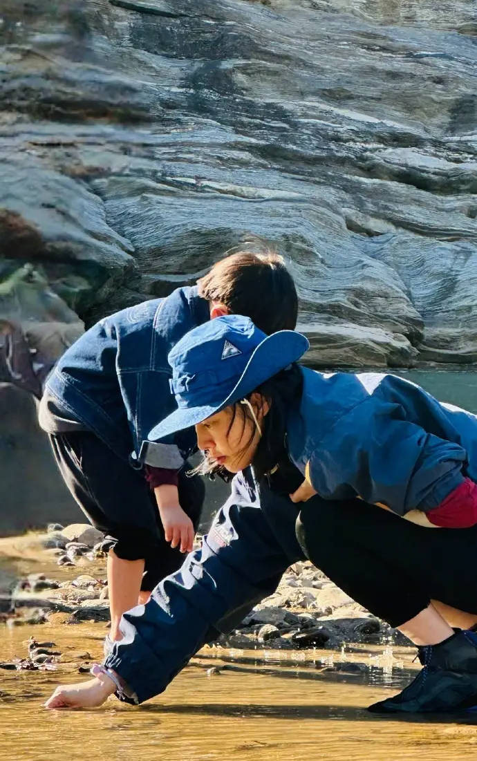 “白百何让孩子随地小便”冲上热搜！网友热议是否应体谅5岁男童