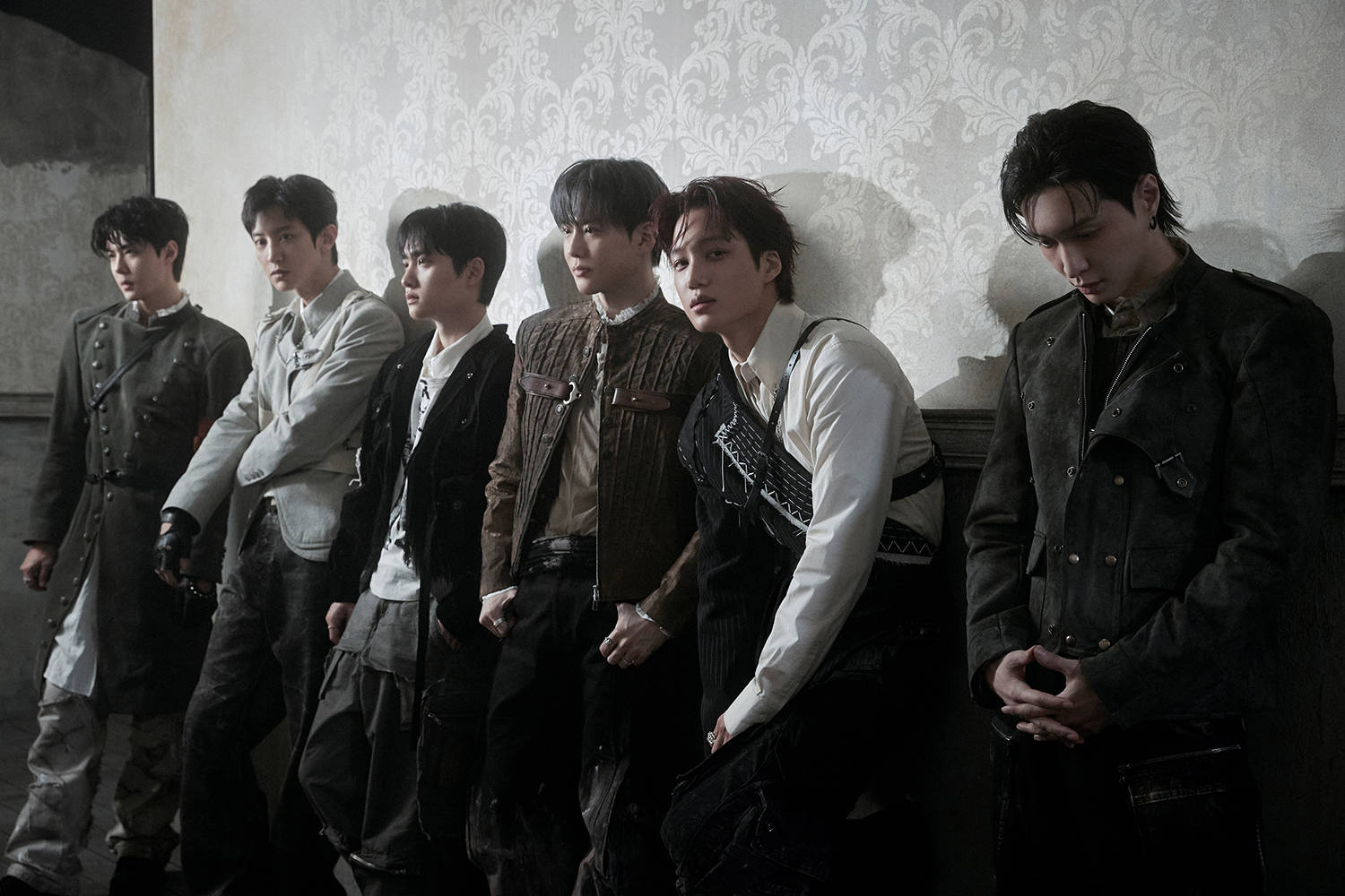 EXO正规8辑《REVERXE》累计第8张百万销量专辑诞生！登顶全球榜单音乐节目大满贯后专辑再添“皇冠”！