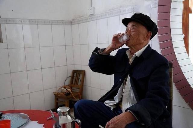 50岁大叔每晚二两白酒助眠, 3年后肝硬化, 医生无语：你喝的啥酒？