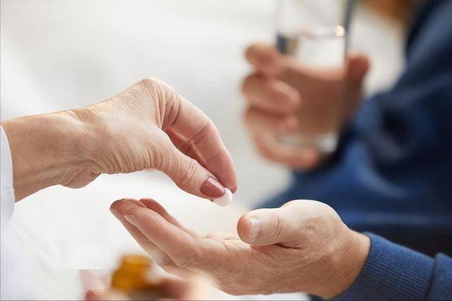 吃抗凝药不能碰大蒜？医生呵斥：或不只是大蒜，这5物馋也要忌嘴