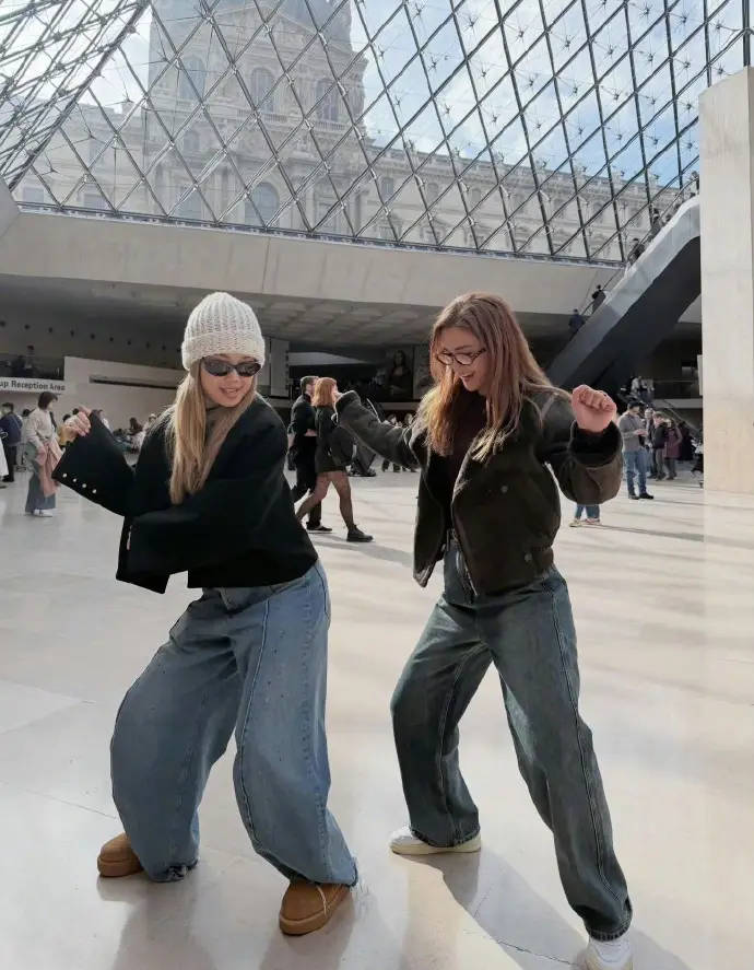 阿Sa容祖儿在卢浮宫跳舞 两人表情搞怪肢体动作夸张