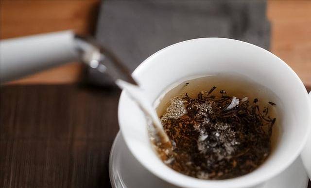 浓茶再次成为热议焦点！医生发现：胃病患者喝浓茶，多警惕4点！