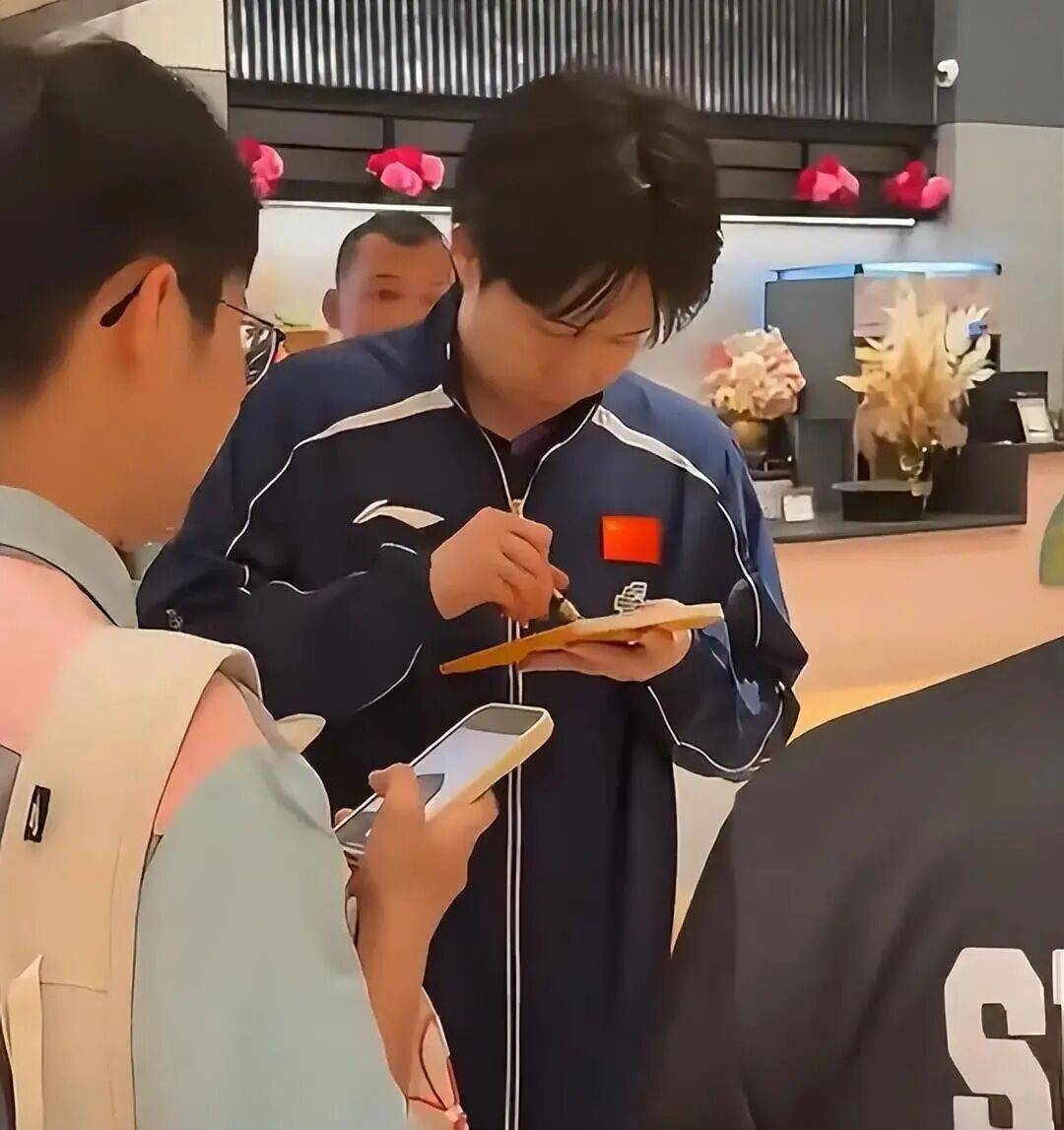 王楚钦婉拒球迷签名：不好意思，白纸我签不了……知名主持人曾因白纸签名被骗光积蓄