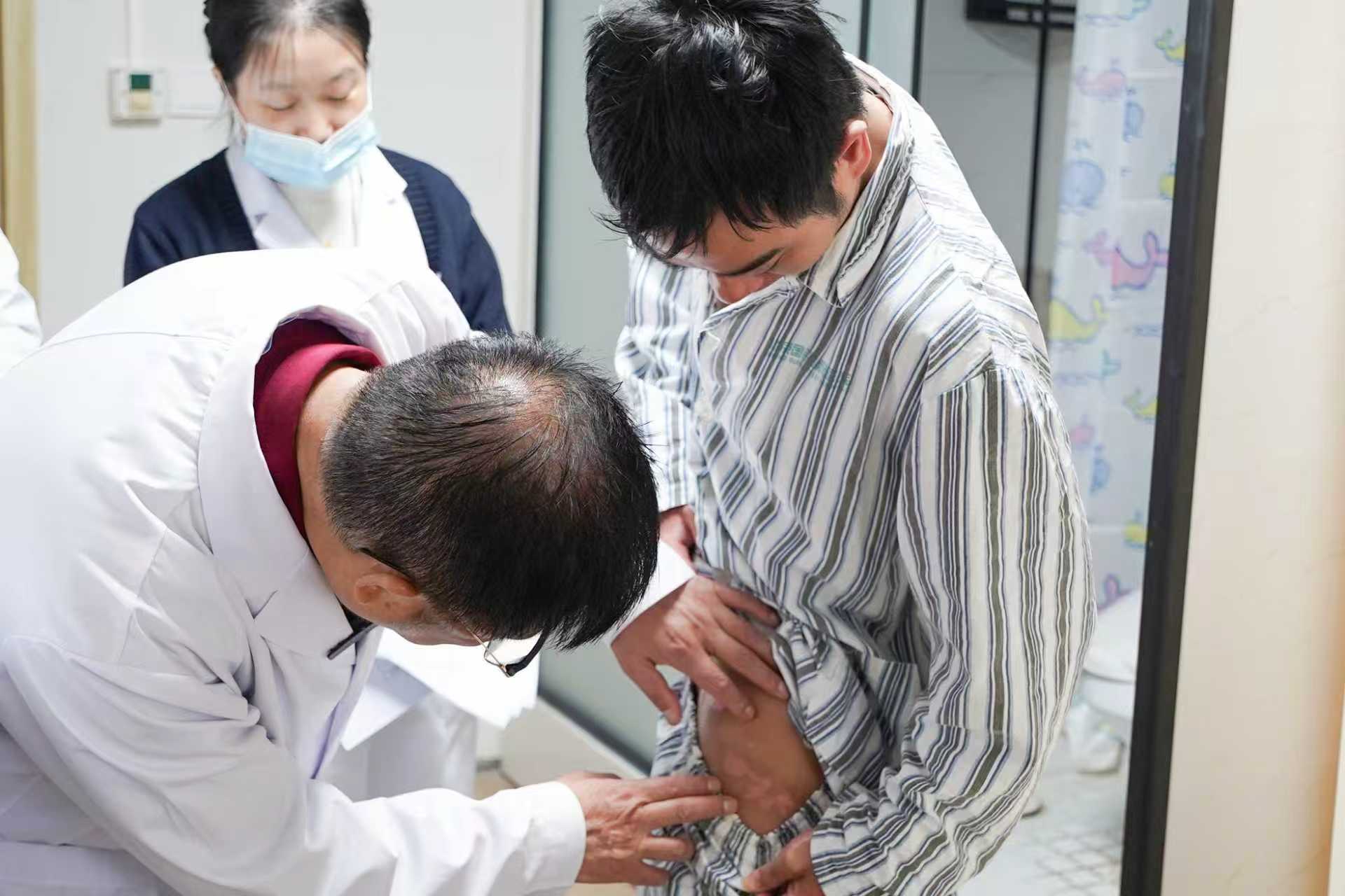 北京国丹医院郑华国：白癜风患者如何护理小腿白斑，防磨损促循环