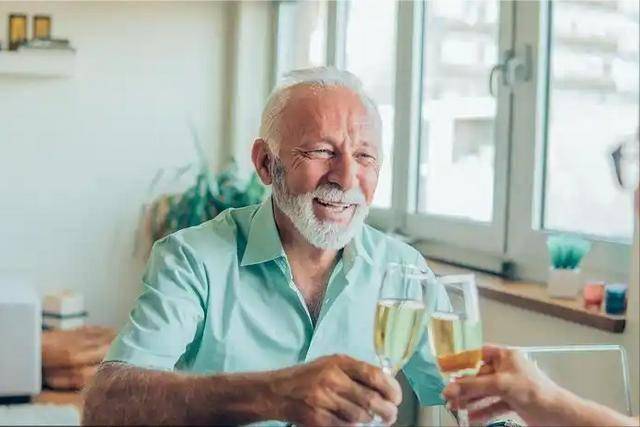 年纪大了还要戒酒吗？医生建议：老人过了57岁，喝酒要注意这几点