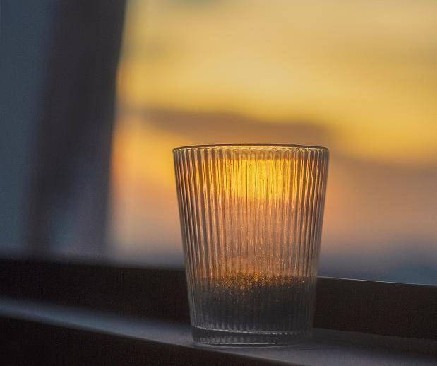 一个男人开始变心时，往往不是不回家，而是这3个细节先变了