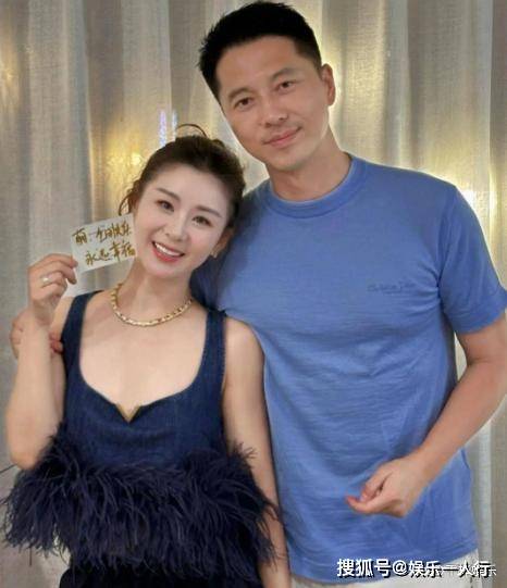 原创            李小萌过年独自回娘家宴客，请亲戚吃饭唯独王雷缺席，妈妈出镜好年轻优雅