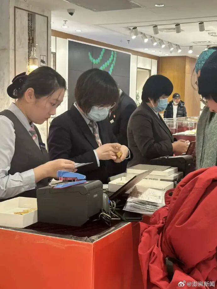 一次性出手8公斤金条！金价高位震荡，千万元级套现频频