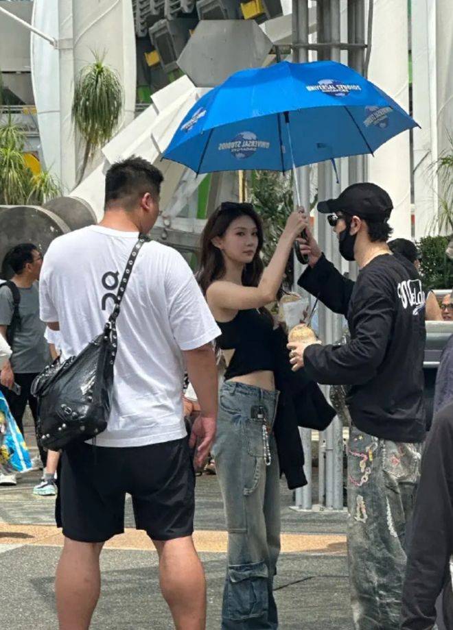 原创            黄晓明新女友遭深扒，履历被扒照片曝光，网友：看生图不像26岁！