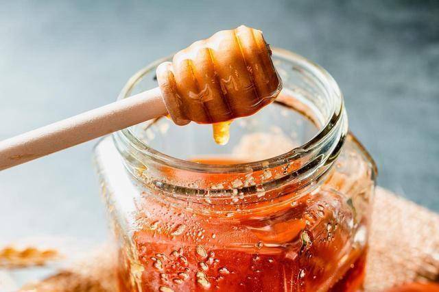 一勺蜂蜜等于五副药？医生劝告：胃病患者吃蜂蜜，要牢记这3点