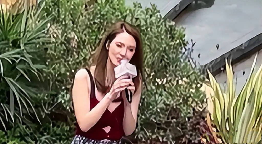 原创            人老珠黄不值钱！54岁洪欣在小区商演走穴，寒风中穿吊带真心酸