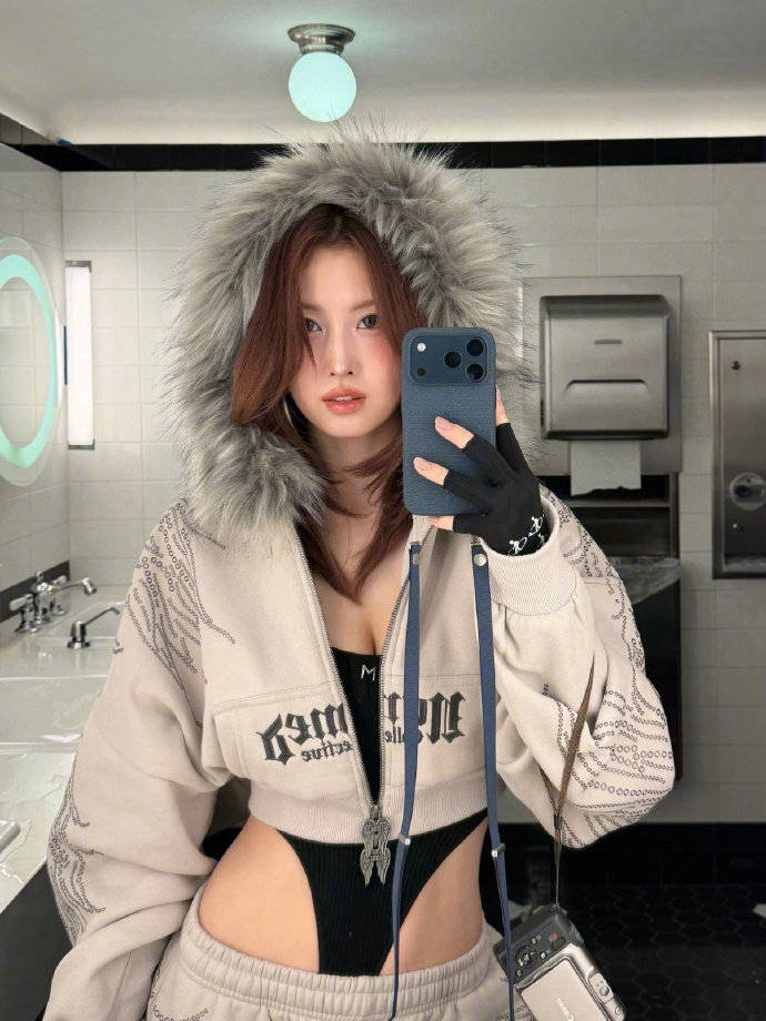 MOMO雪地露腰性感热辣 身材窈窕尽显成熟诱惑