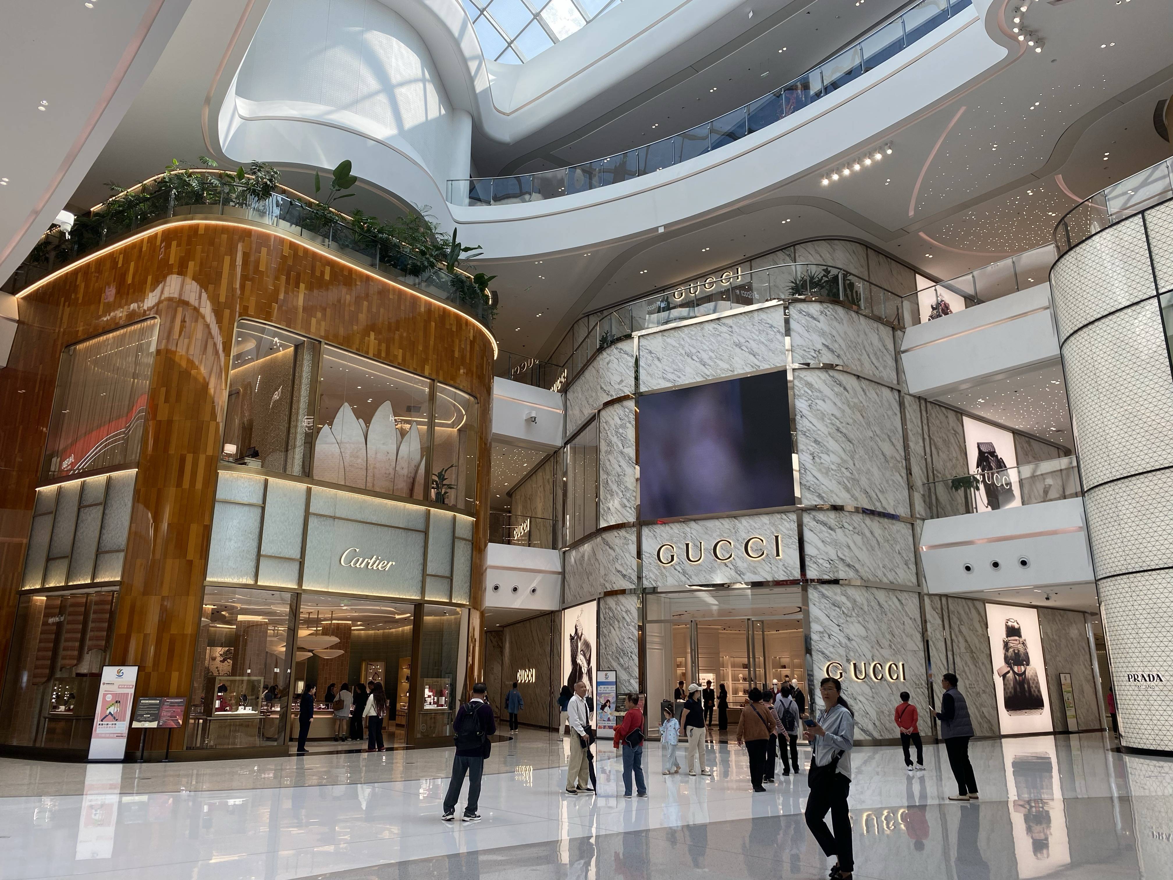 大牌珠宝便宜五千、网红冲锋衣八折拿下，海南免税城春节“被买空”