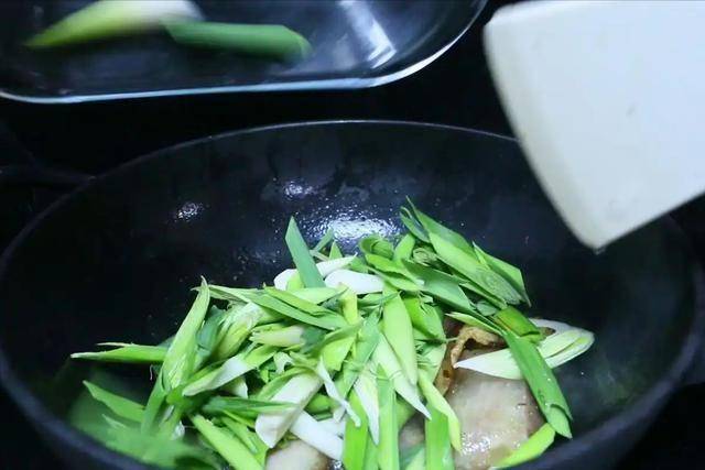 蒜苗是血压杀手？专家多次提醒：高血压患者，少吃这4种蔬菜