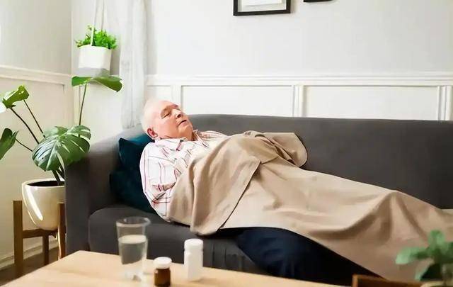 医生发现：习惯饭后躺下的老人，不出半年时间，身体或有5大改变