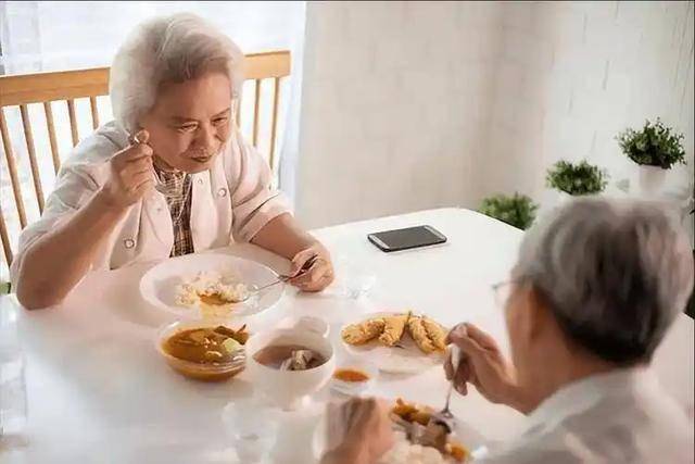 医生发现：5种食物多吃容易高血糖，中老年人再爱吃都要管住嘴