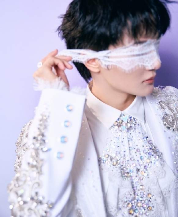 原创            周深忘词引爆热搜？天花板没提词器，3秒救场封神！