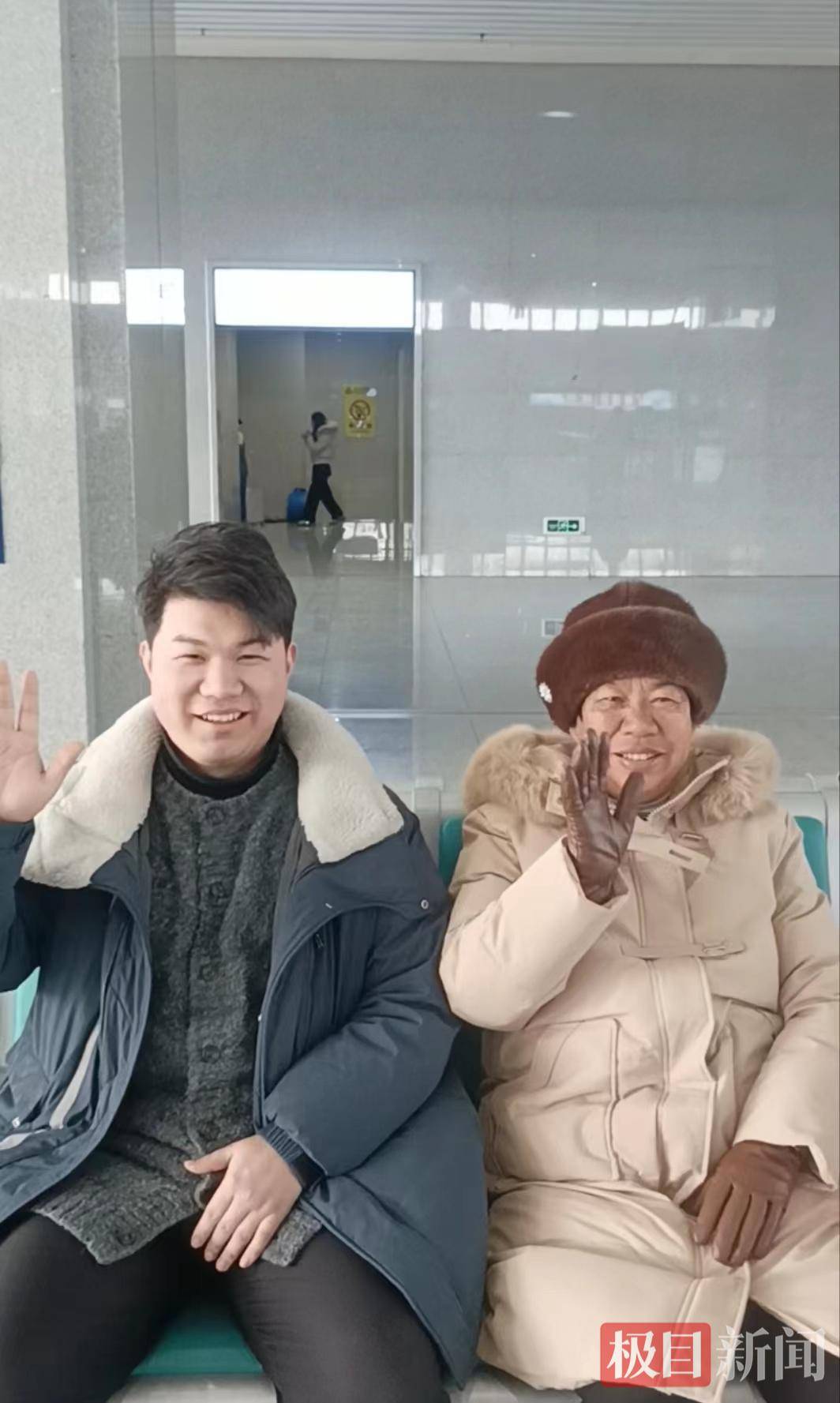 绿皮火车 情暖中国｜“想她了”！七旬老太与姐姐30多年没见面，行囊里海鸭蛋茶叶塞得满满当当