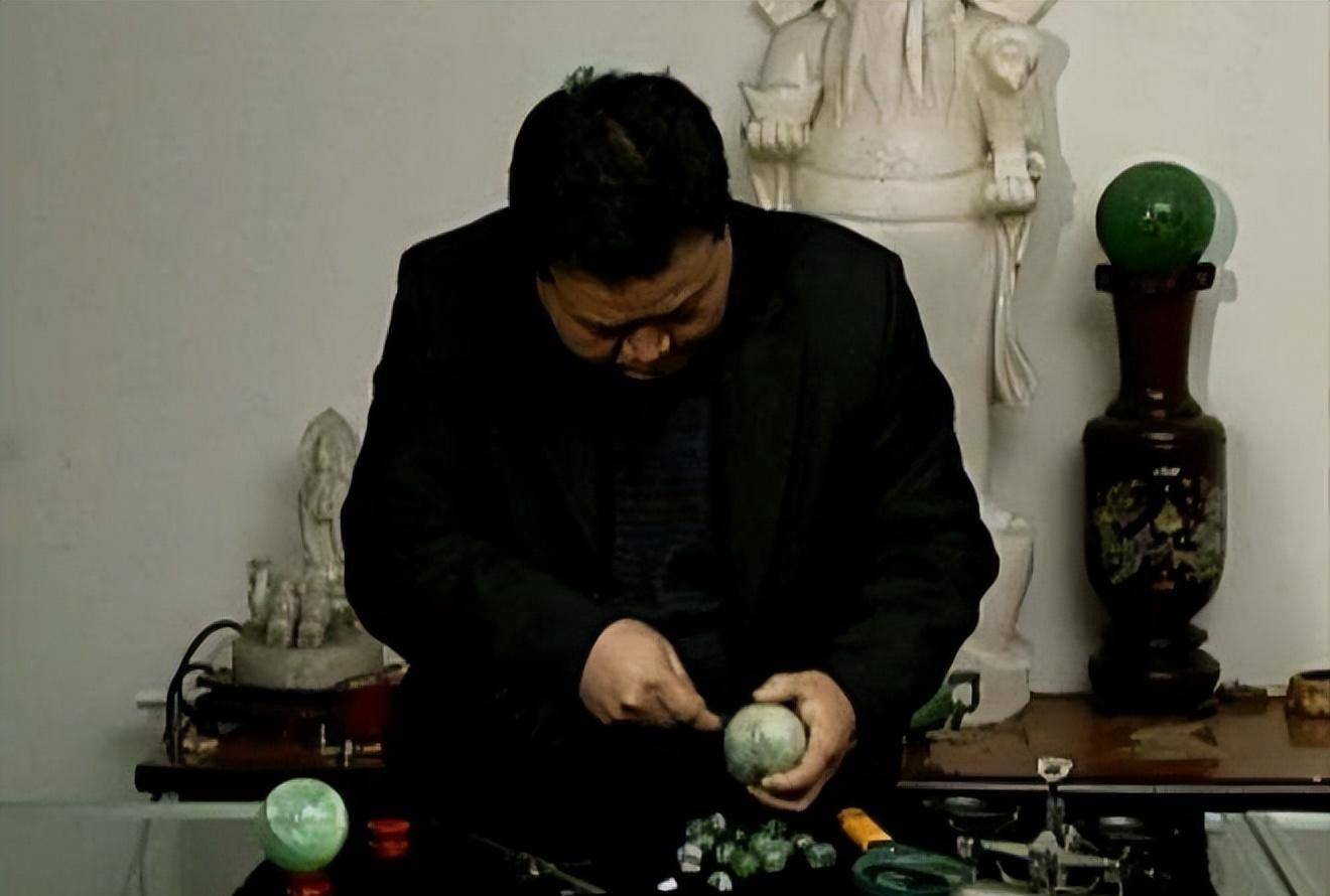 陕西珠宝商意外挖出一颗夜明珠，重达6吨，却被专家估值22个亿