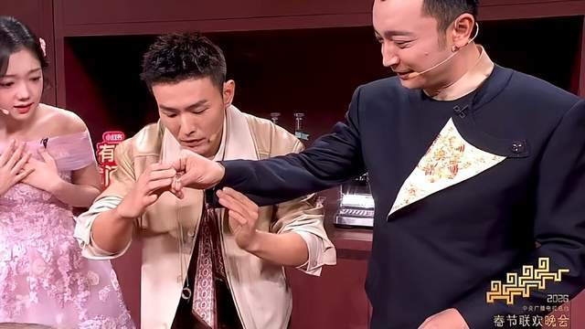 原创            春晚魔术火了，有人提前押中春晚魔术，邓男子这套是魔法还是代码