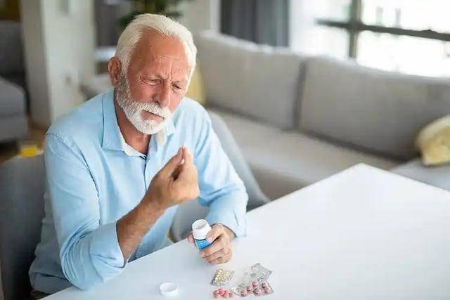 紧急停止！医生：服用降压药的人，身体出现这5个症状必须停药