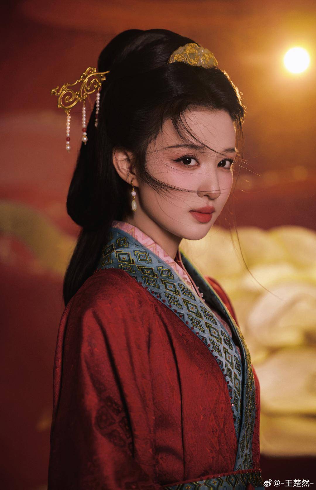 女演员王楚然首登春晚，不到20秒绝美镜头涨粉超65万