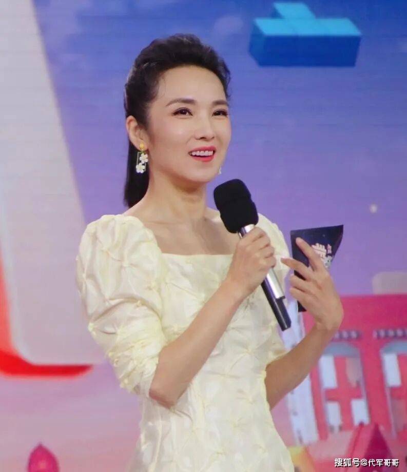 原创            知名主持人管彤：嫁普通丈夫，42岁高龄生子，如今55岁婚姻幸福美满